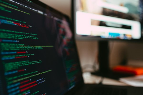 Wie beeinflusst die Fast-Fashion-Industrie die Frauenmode?